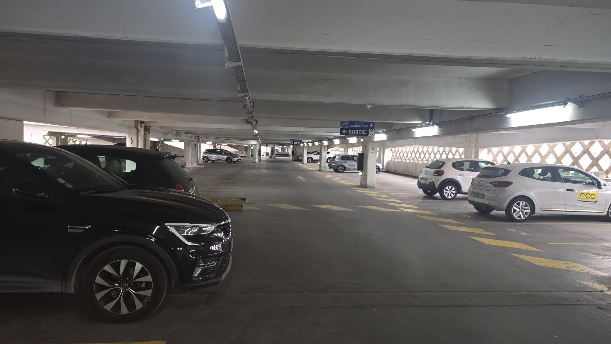 Photo réelle du parking couvert proche de l'aéroport Orly à Villejuif